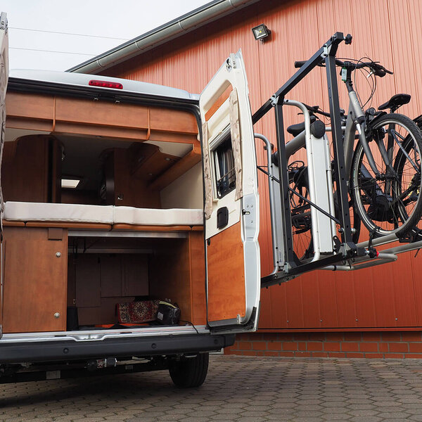 Offene Hecküren am Camper mit montiertem SMV Bike Max Lift und mit zwei E-Bikes beladen.