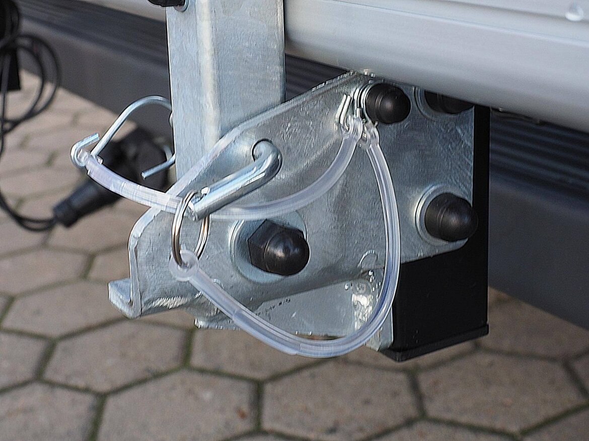 SMV Bike Max. Detailansicht des Sicherungsbolzen an der Anhängerkupplung.