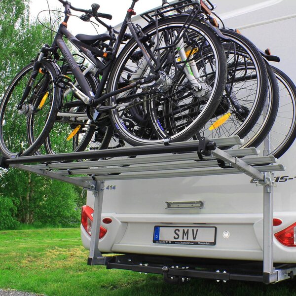 SMV Rad-Max-Bike Heckansicht mit vier Fahrrädern auf dem Fahrradträger.