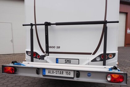 SMV Alu-Star 150 Rollerträger am Wohnmobilheck montiert.