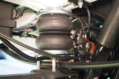 Ansicht einer aufgepumpten SMV Luftfeder Z8 an Fiatmodell.