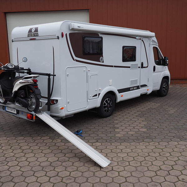 SMV Alu-Star 120 für Wohnmobile mit angebauter Auffahrrampe und beladenem Roller