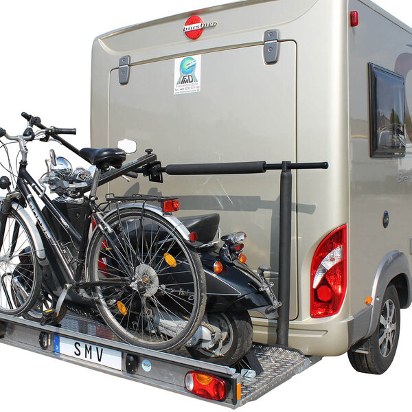 SMV Alu-Plattform am Heck eines Wohnmobils mit Fahrrad und Roller beladen.
