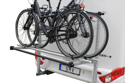 Zwei Fahrräder auf SMV Rad Max Bike fixiert, an Wohnmobil montiert.
